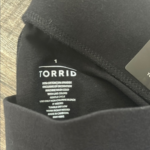 Torrid Black Leggings Ankle Length Lace Knee Size 1 - Picture 2 of 4